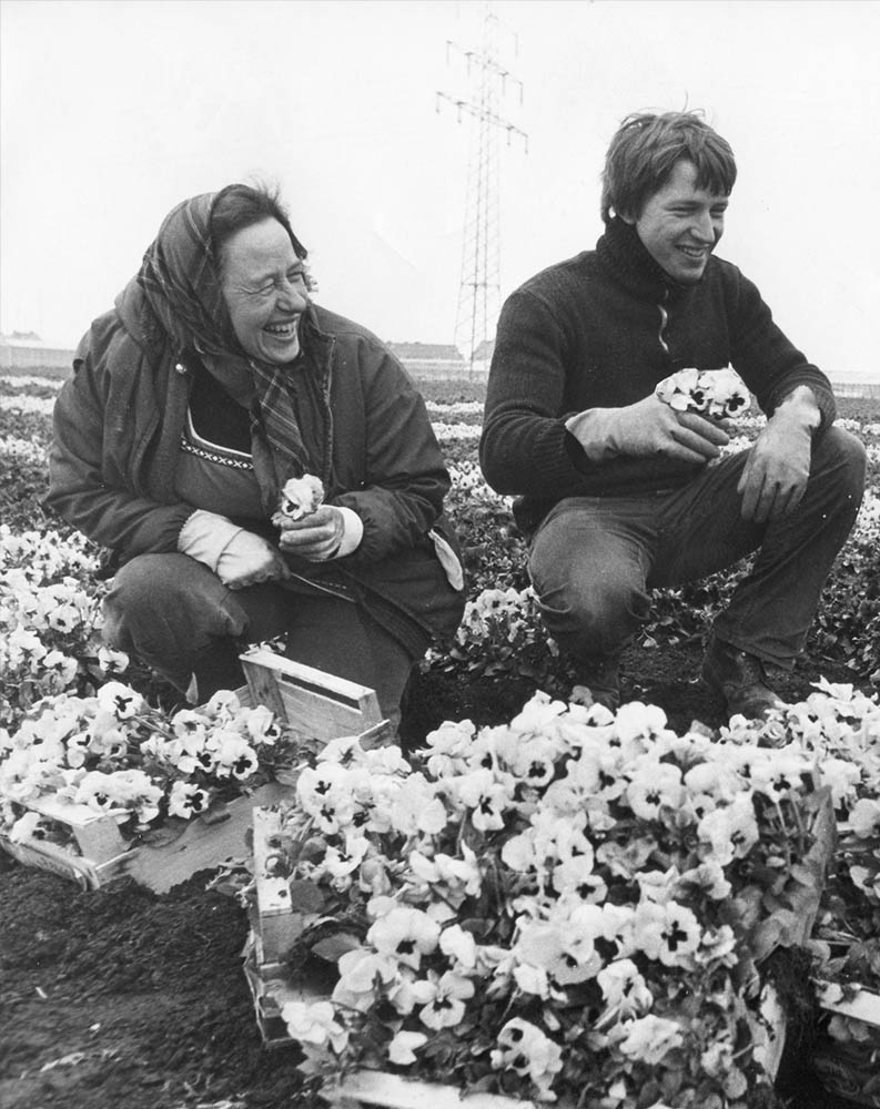 Maria Andree und Sohn Willi auf dem Feld